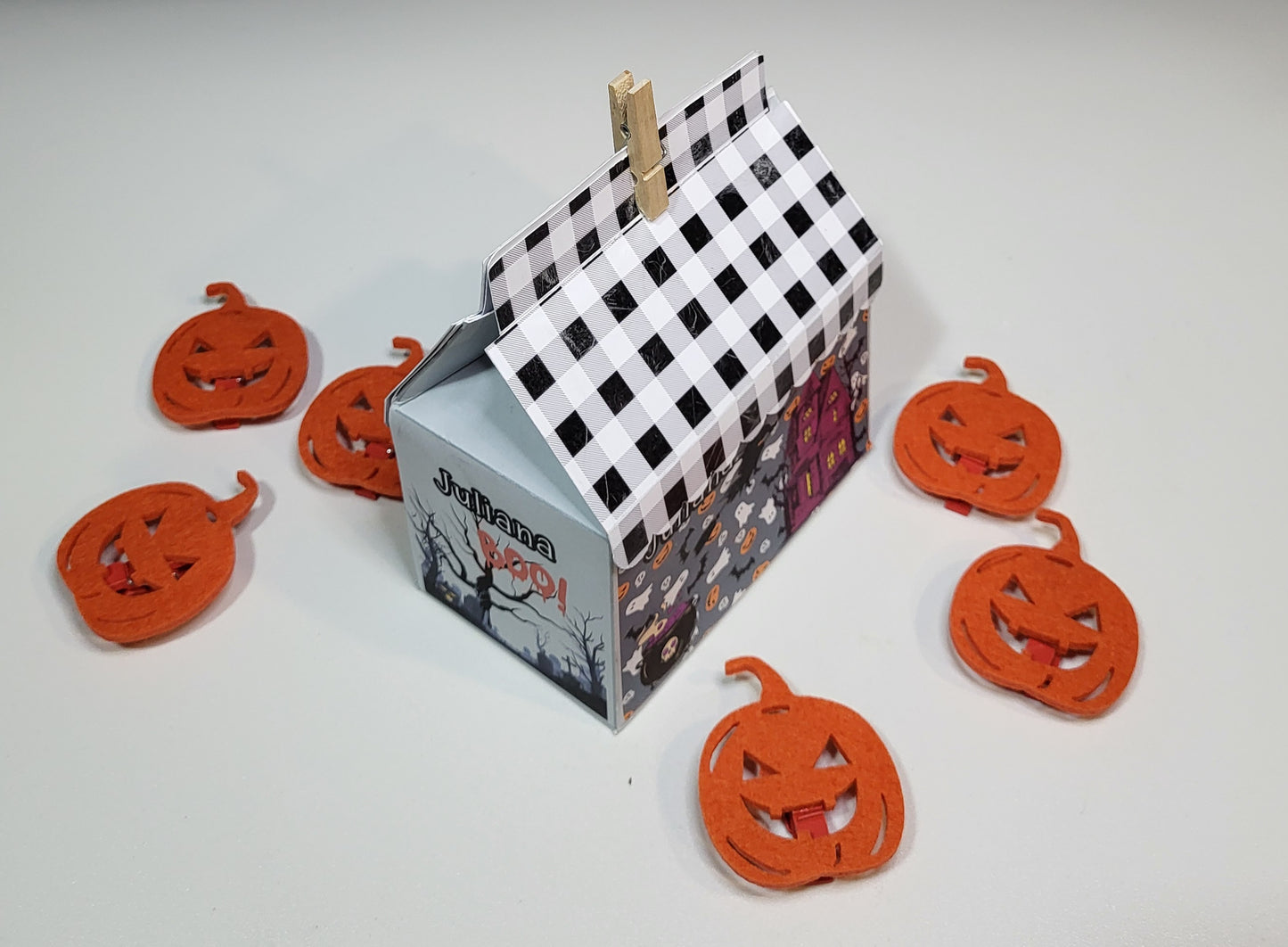 Caja casita Halloween marrón.